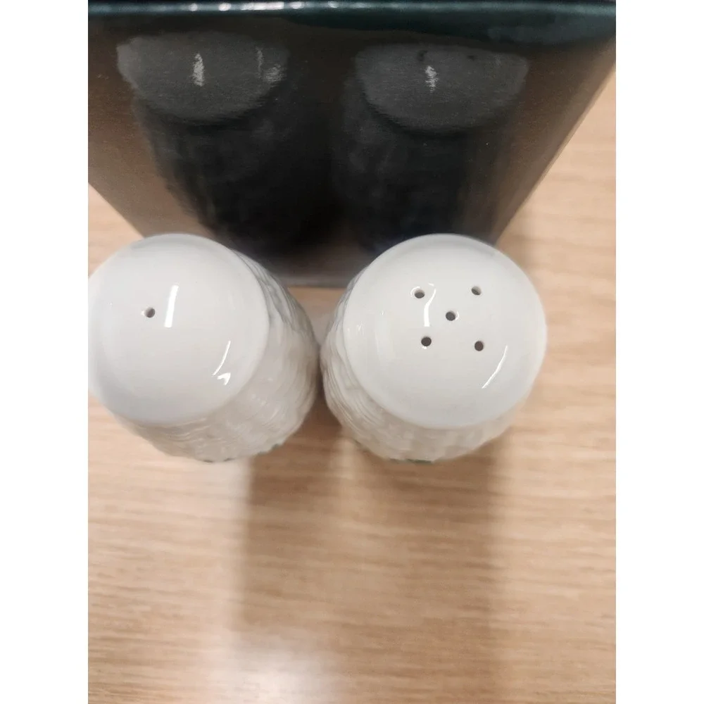 Belleek‎ Pottery Shamrock Salt & Pepper Shakers Set New With Original Box
